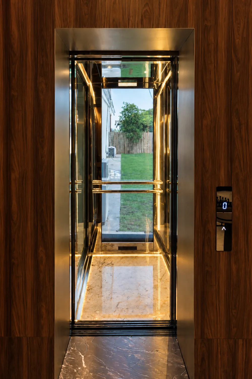Cabine em inox com vista para o jardim