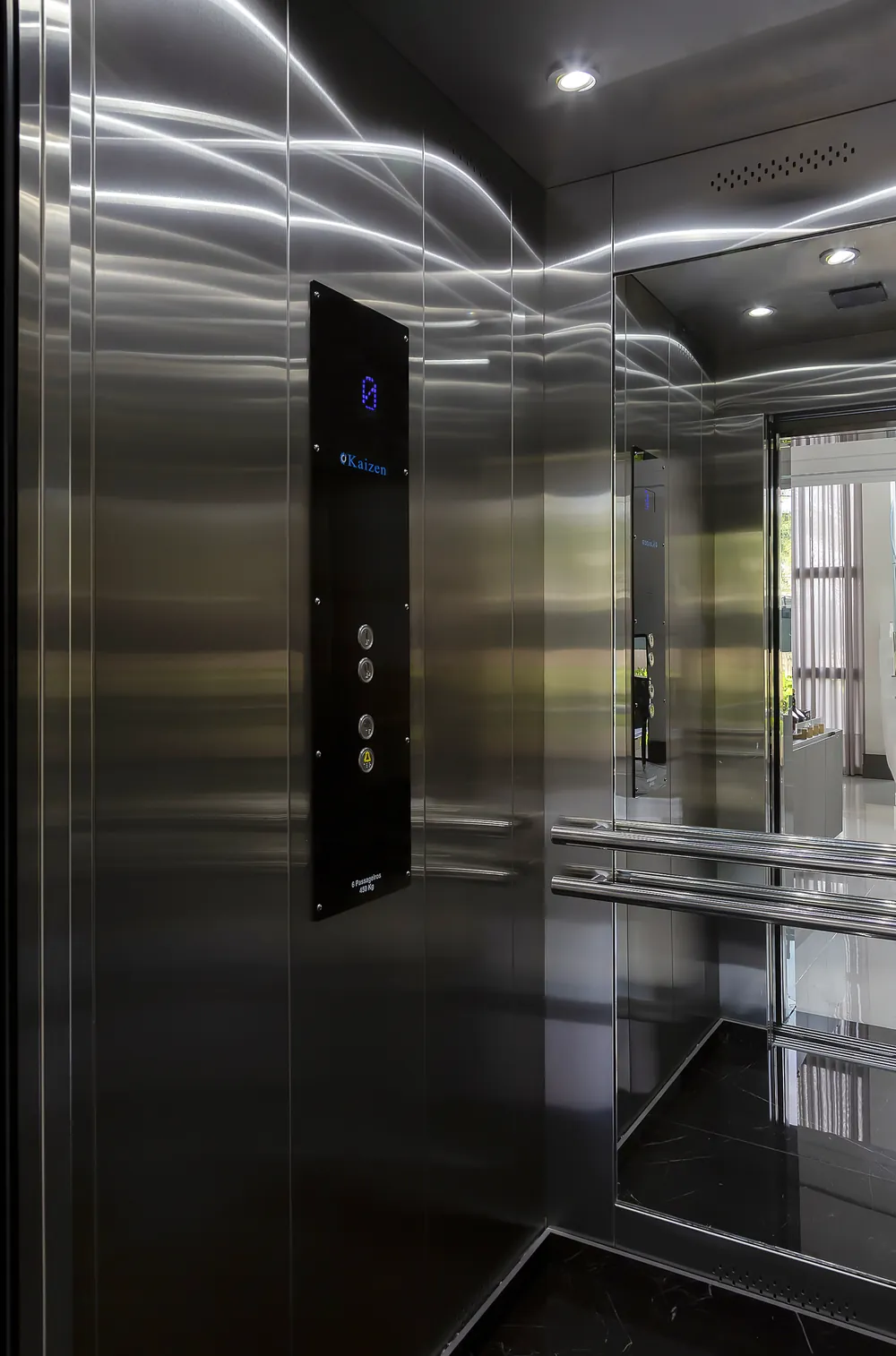 Cabine em inox com iluminação de teto