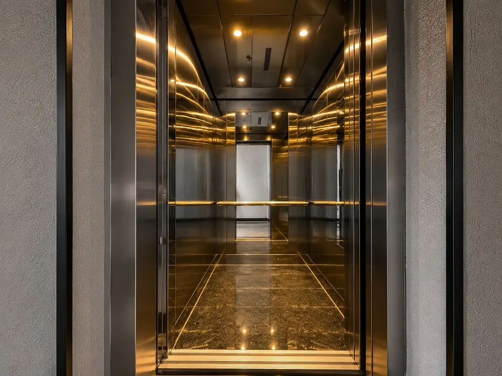 Elevador instalado em academia