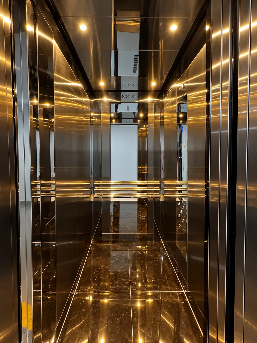 Elevador de grande porte em centro tecnológico