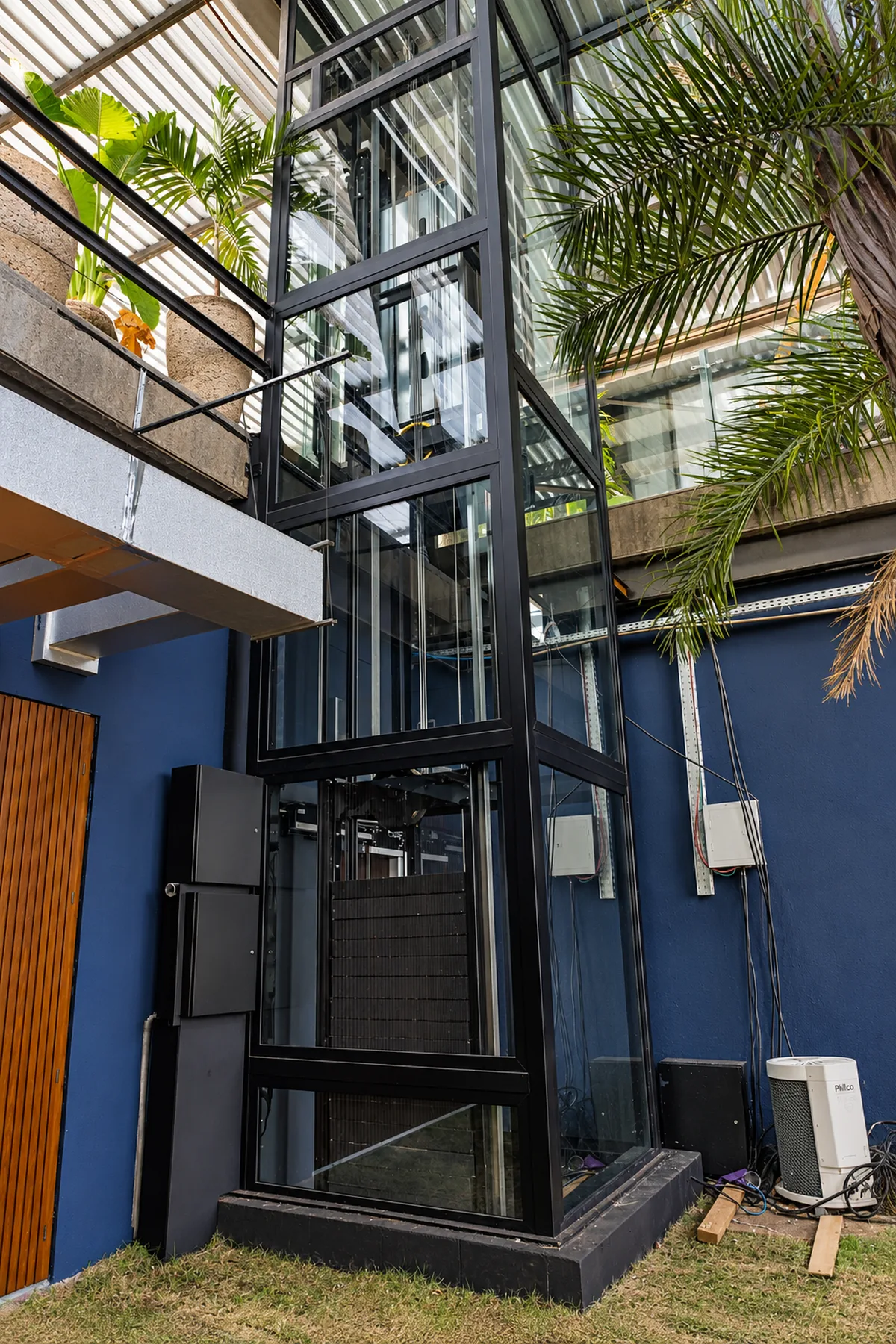 Elevador panorâmico com estrutura em vidro