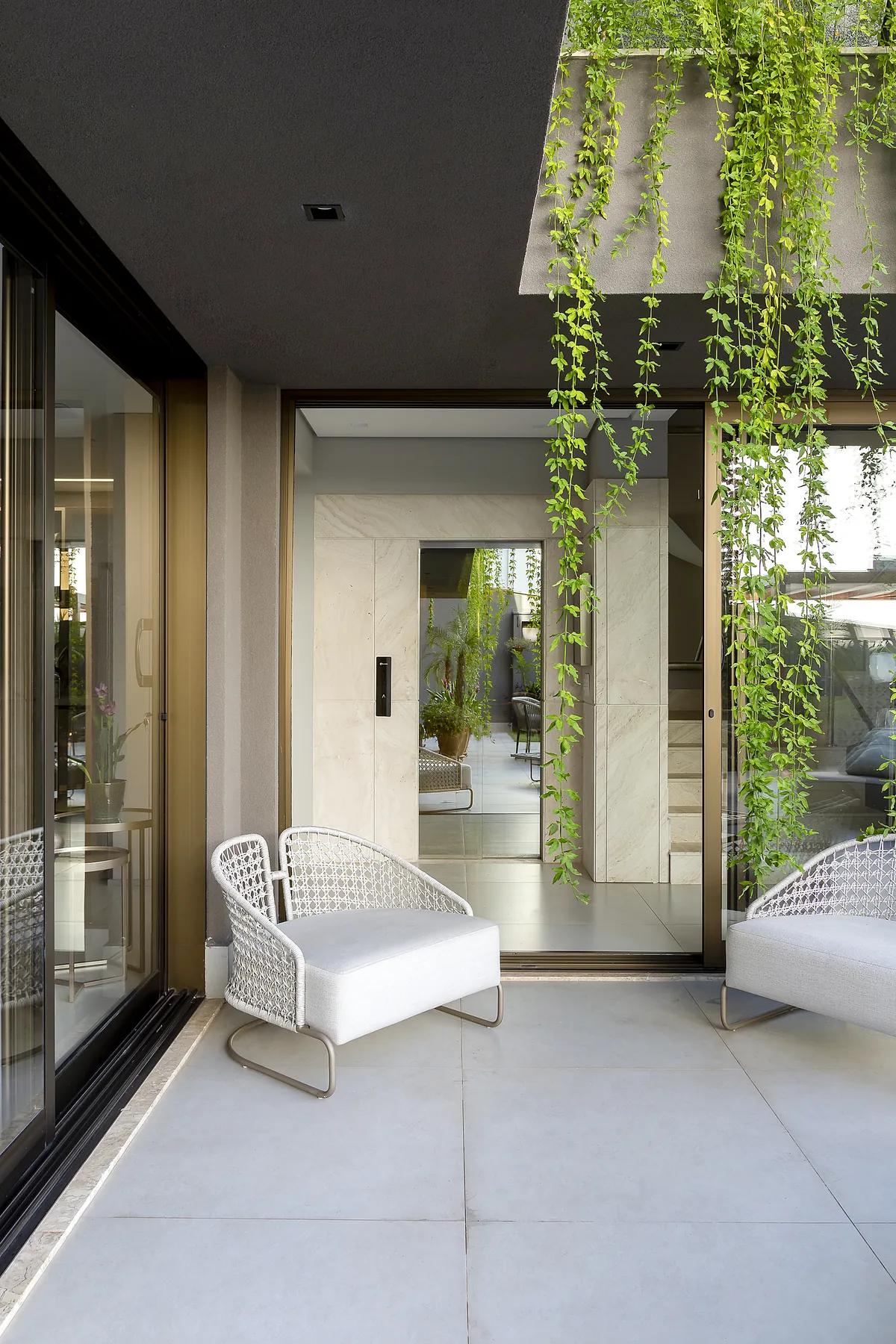 Elevador integrado a um hall residencial