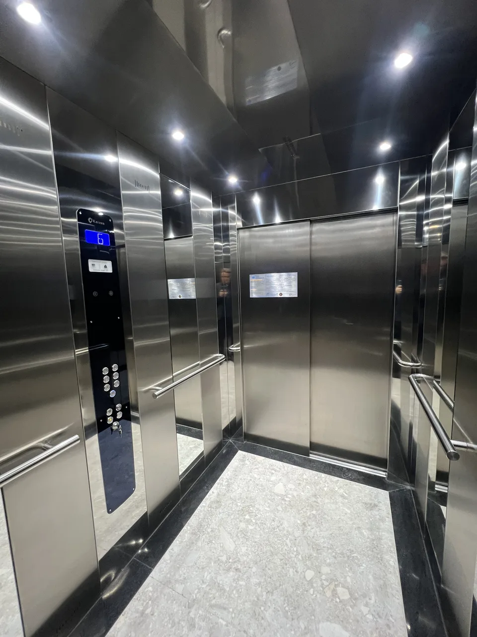 Interior de elevador hospitalar em inox