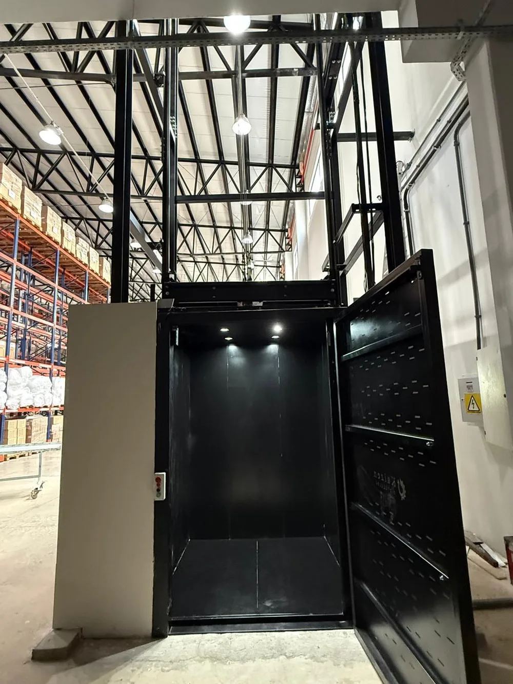 Elevador de carga em galpão industrial
