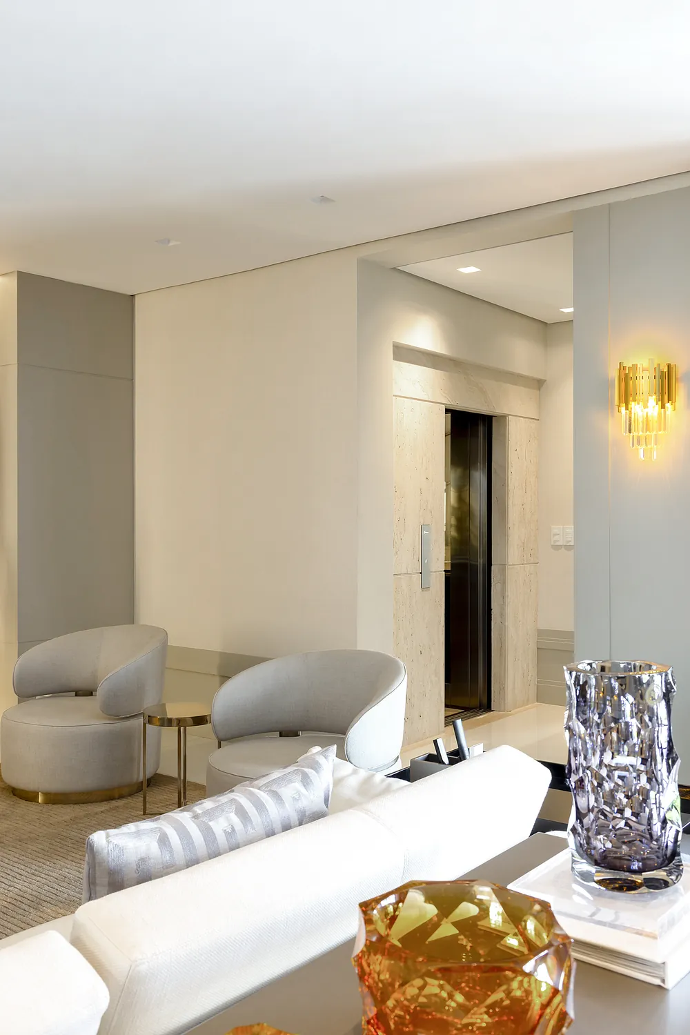 Elevador integrado ao lobby residencial